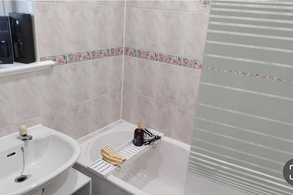 Entire Charming 5-Bed House In Darwen Blackburn Bb1 Free Parking Roadside Rishton Exterior foto